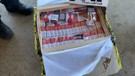 Operativo de Aduana para secuestrar 4000 paquetes de cigarrillos que iban a Australia. Foto: Prensa.