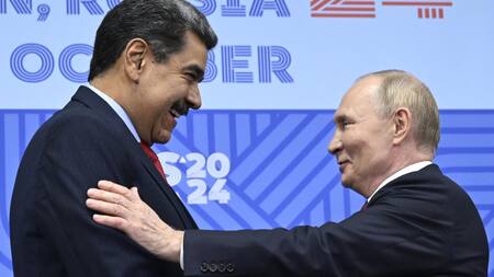 El presidente ruso, Vladimir Putin (d), recibe al presidente de Venezuela, Nicolás Maduro, antes de su reunión en el marco de la cumbre BRICS en Kazán (Rusia), el 23 de octubre de 2024. La cumbre BRICS se celebra del 22 al 24 de octubre. EFE