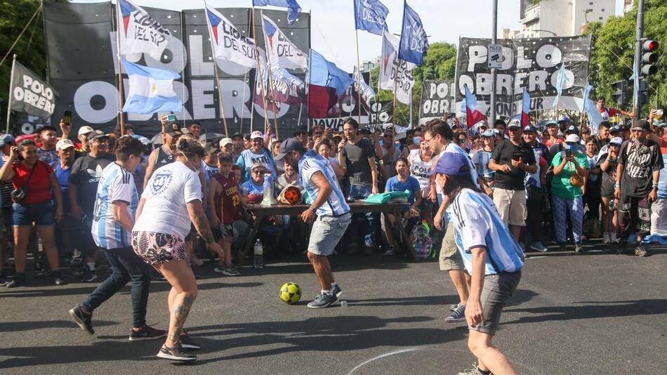 Piqueteros jugando un partido en la 9 de Julio. Foto: NA