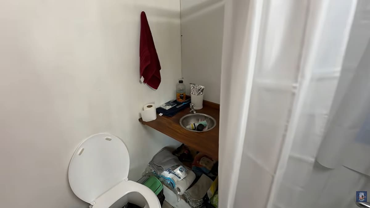 Es mecánico y convirtió un micro escolar en una casa rodante con energía solar e internet.