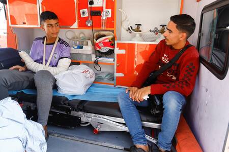 Palestinos heridos salen en ambulancias por el paso de Rafah. Foto: Reuters.