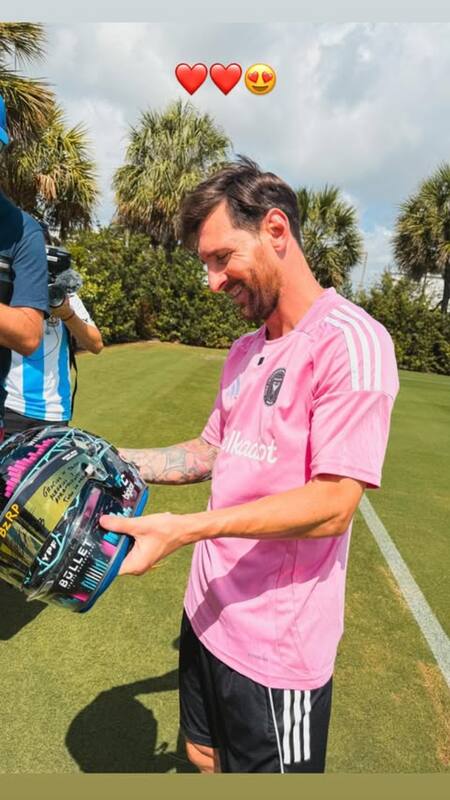 Lionel Messi con el casco que le regaló Franco Colapinto. Foto: Instagram @francolapinto