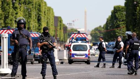 Alerta máxima en París: evacuaron zona de Champs Elysees
