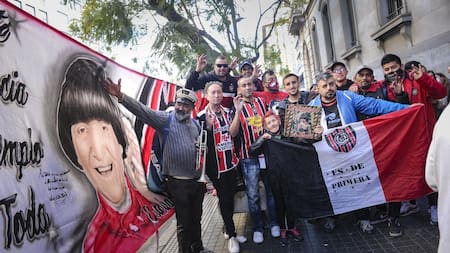Último adiós a Carlitos Balá en el cementerio de La Chacarita