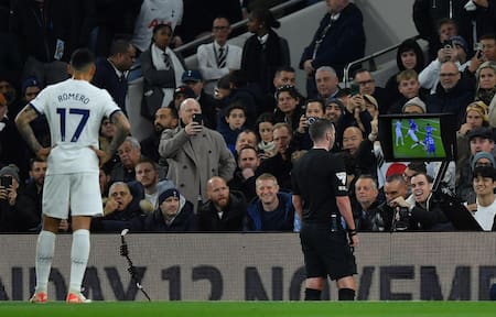 La expulsión del Cuti Romero ante Chelsea. Foto: EFE