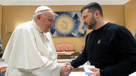 Papa Francisco y Zelenski. Foto: Reuters