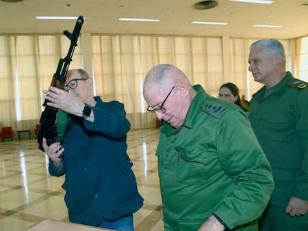 Silvio Rodríguez recibió un fusil AKM por parte del gobierno de Cuba