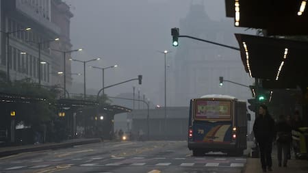 El humo y el olor a quemado invaden la ciudad. Foto: Télam.