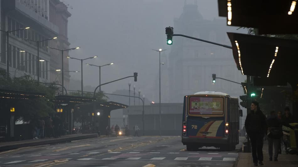 El humo y el olor a quemado invaden la ciudad. Foto: Télam.