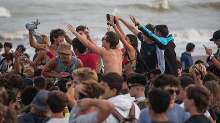 Pinamar, jovenes en la playa
