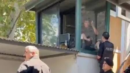 Imágenes impactantes: un hombre se atrincheró en una empresa de Rosario por una deuda salarial y se prendió fuego