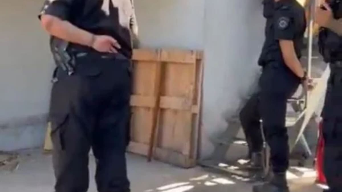 Imágenes impactantes: un hombre se atrincheró en una empresa de Rosario por una deuda salarial y se prendió fuego