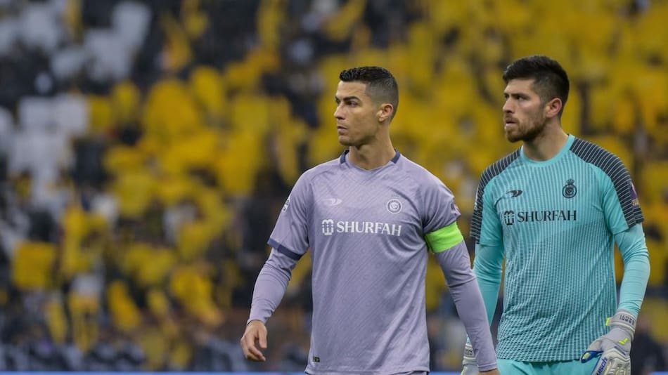 Cristiano Ronaldo y Agustín Rossi en el Al Nassr.