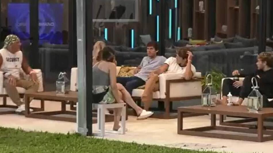 Los participantes en ronda en el patio de la casa. Foto: captura.