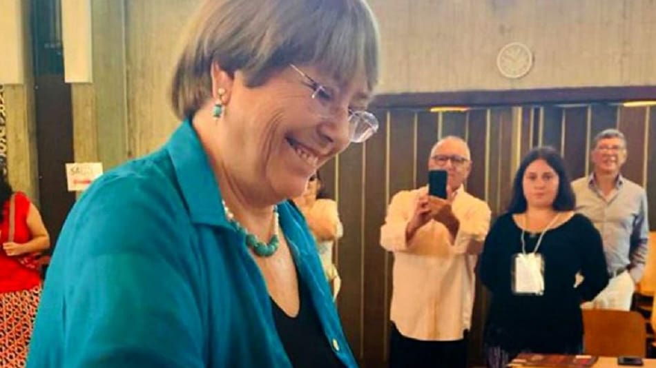 Voto de Michelle Bachelet, plebiscito constitucional, Foto Twitter-Télam