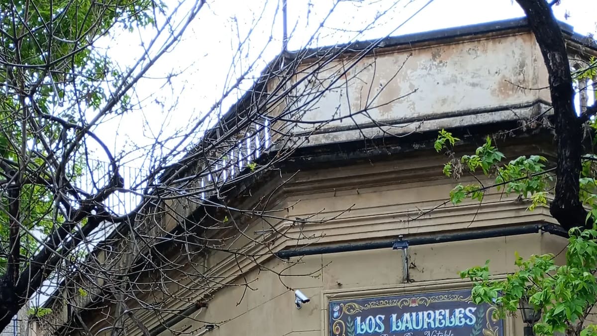Lágrimas en Barracas: los vecinos despidieron a Los Laureles, el bar que fue memoria viva de Buenos Aires