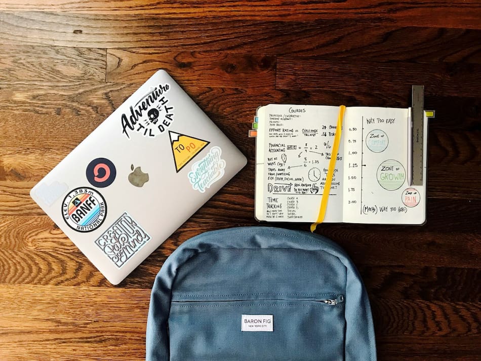 Elementos de estudio y mochila. Foto: Unsplash.
