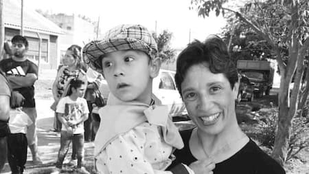 Micaela Andrea Lator y su hijo, a quien mató de un disparo en la cabeza. Foto: Facebook / Micaela Andrea Lator.