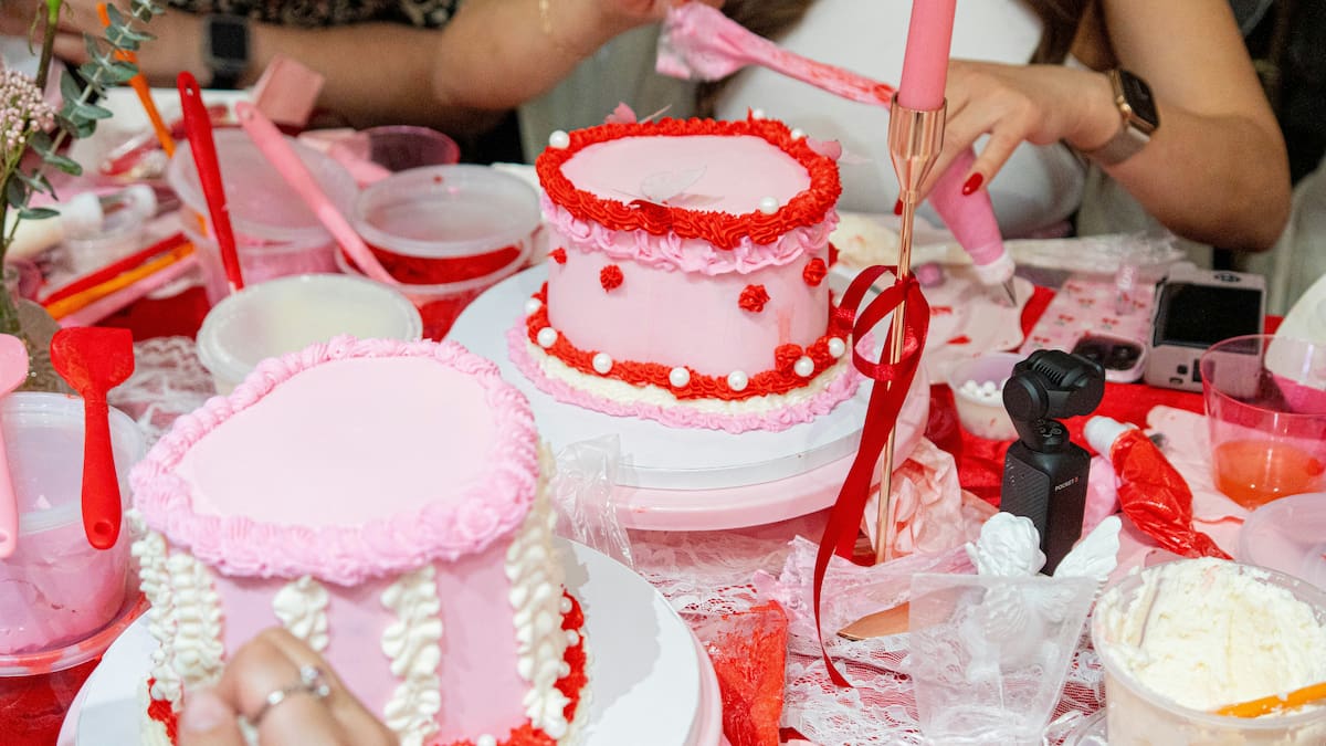 Decorar pasteles en forma de corazón puede ser muy sencillo.
