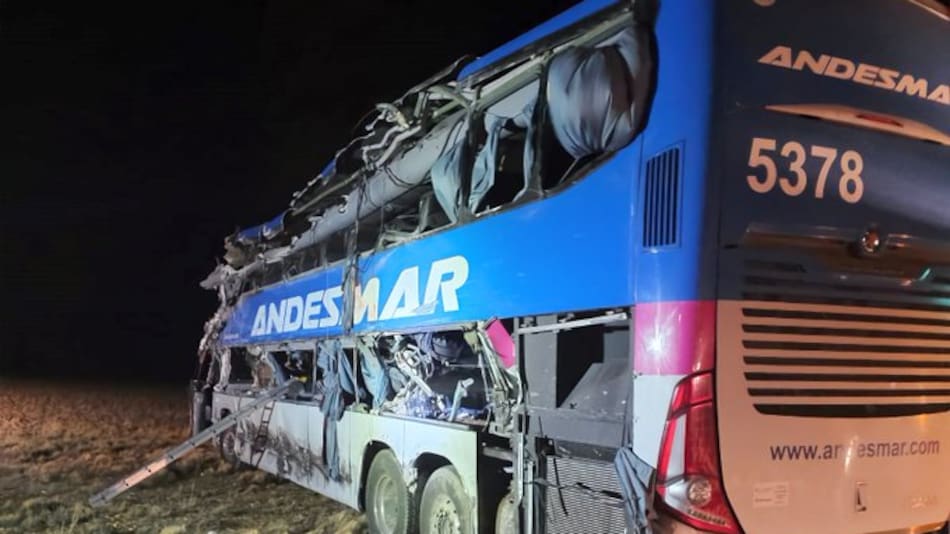 Choque entre un camión y un colectivo en Santa Cruz