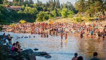 “Miami cordobés”: la playa escondida de aguas turquesas y toboganes de arena, ideal para una escapada en familia