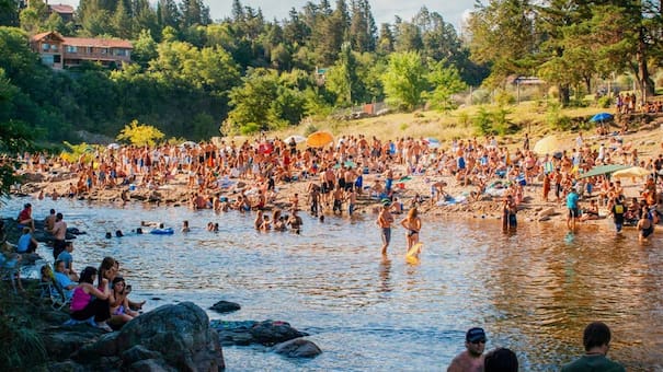 “Miami cordobés”: la playa escondida de aguas turquesas y toboganes de arena, ideal para una escapada en familia