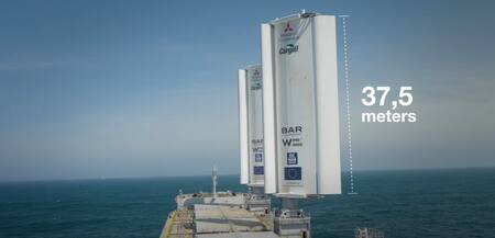 Con la ayuda de dos enormes velas de 37,5 metros, el carguero podría ser una alternativa para ahorrar combustible. Foto Twitter.