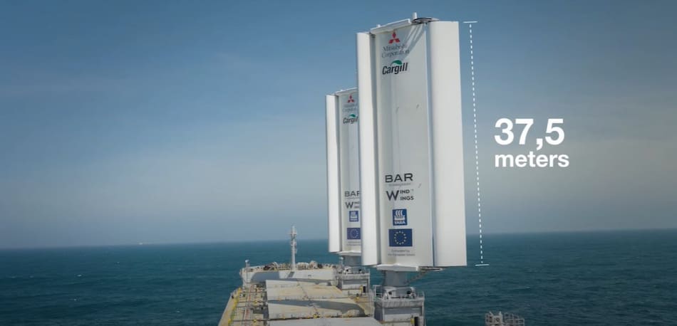 Con la ayuda de dos enormes velas de 37,5 metros, el carguero podría ser una alternativa para ahorrar combustible. Foto Twitter.