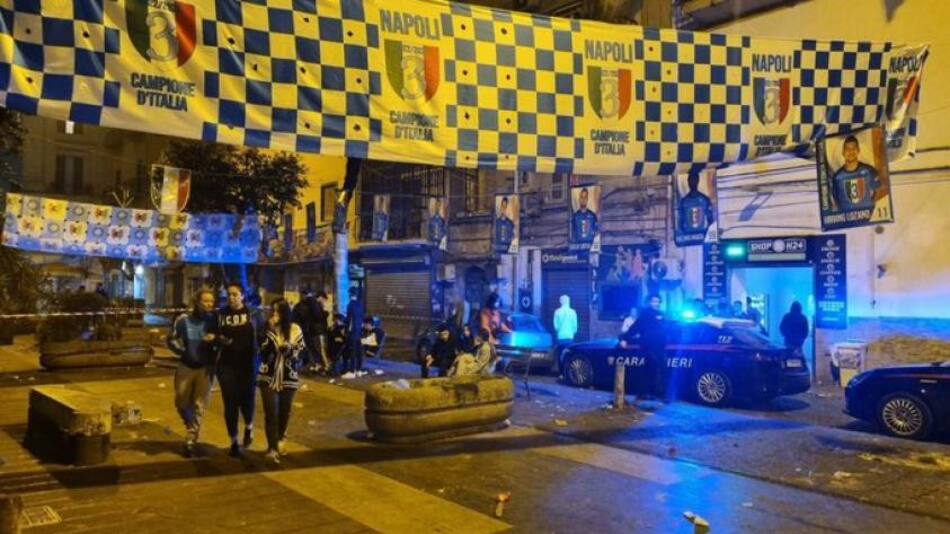 Los festejos por el campeonato del Napoli terminaron con un muerto y cientos de heridos. Foto: NA.