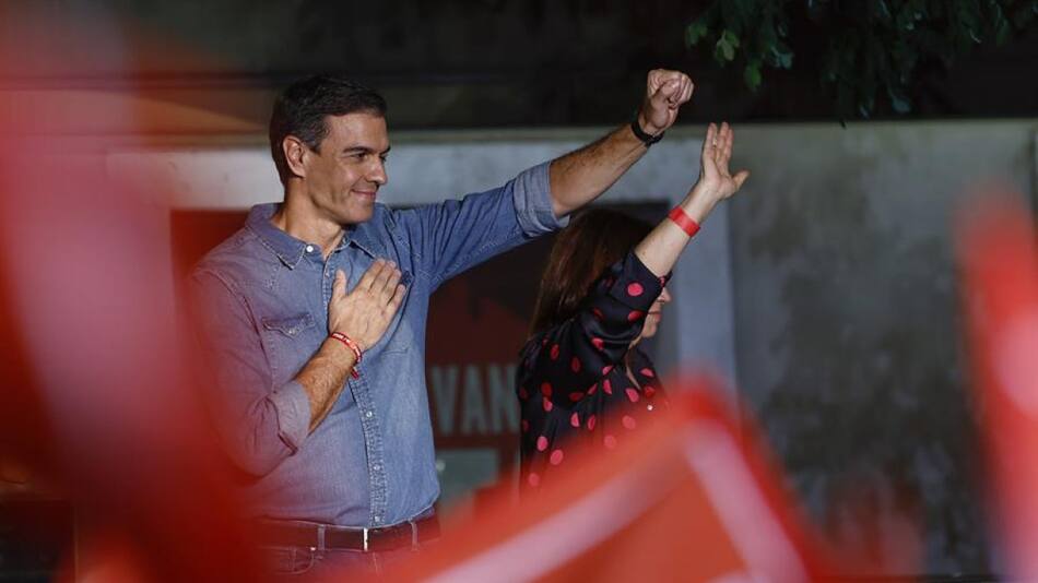 El presidente del Gobierno y líder del PSOE, Pedro Sánchez saluda a los militantes y simpatizantes socialistas. Efe