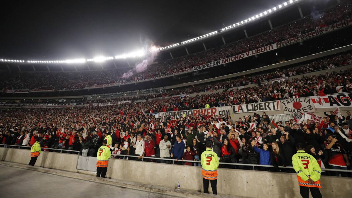 La Conmebol ordenó el cierre parcial de una tribuna del Monumental por actos racistas en el partido ante Fluminense. Foto: Reuters.