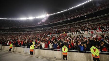 La Conmebol ordenó el cierre parcial de una tribuna del Monumental por actos racistas en el partido ante Fluminense. Foto: Reuters.