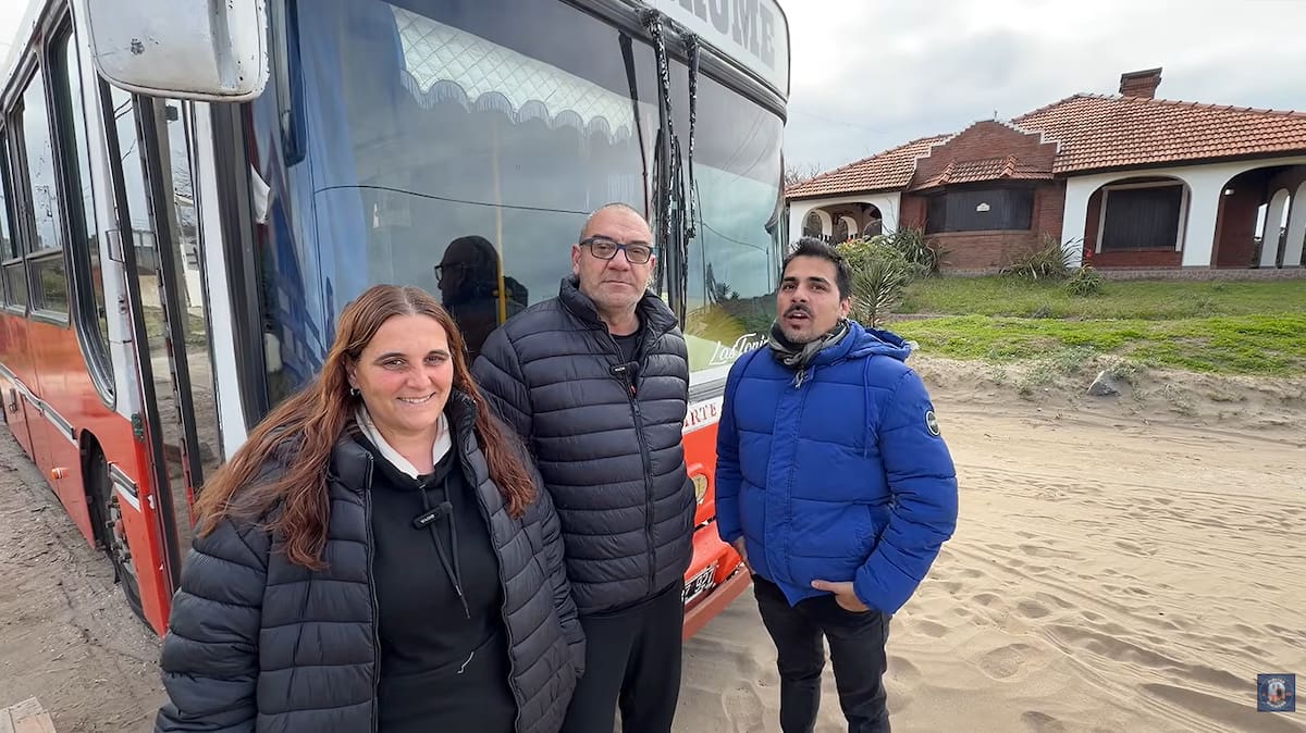 Es mecánico y convirtió un micro escolar en una casa rodante con energía solar e internet.