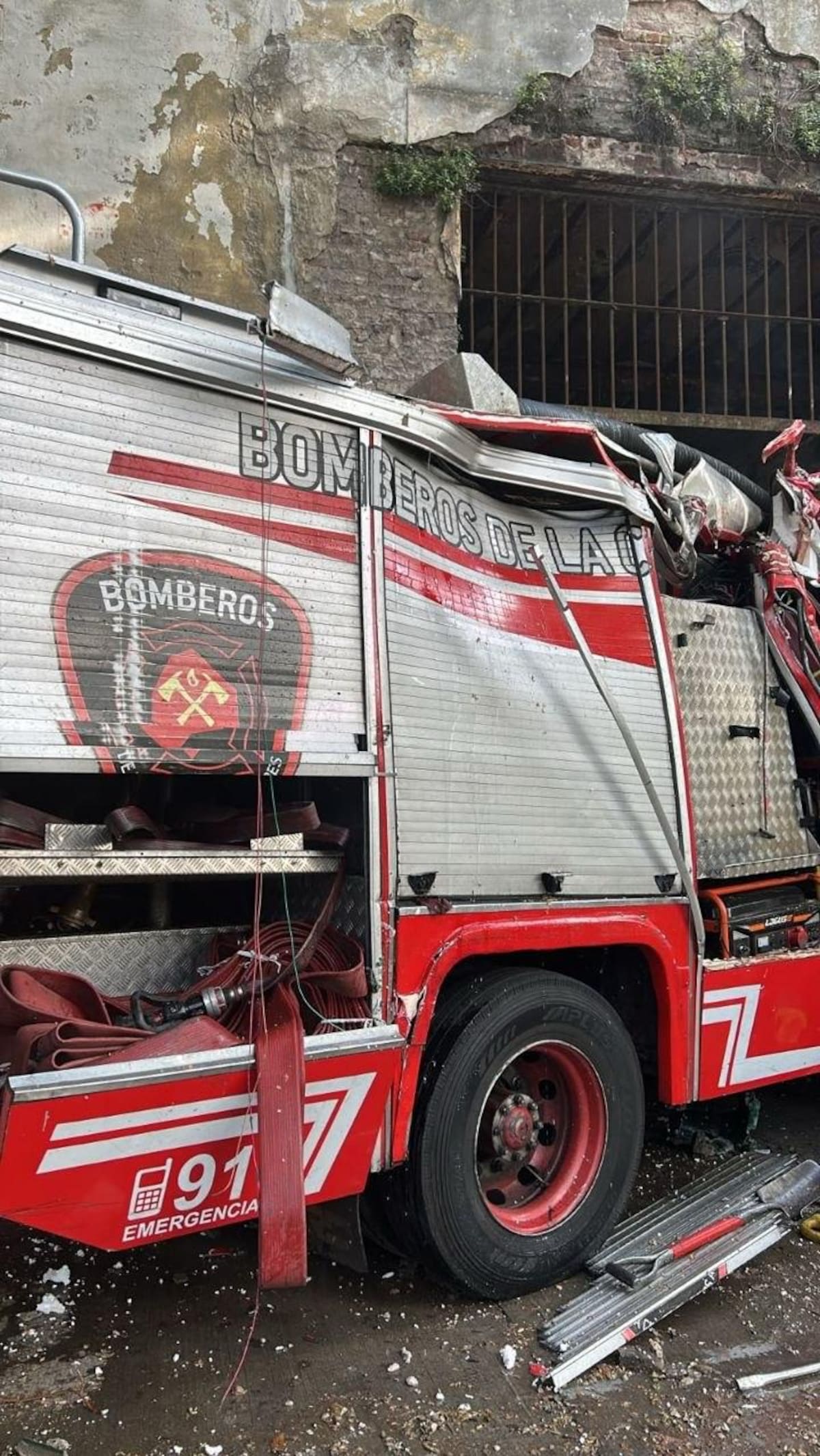 Un camión de Bomberos de la Ciudad chocó en Parque Patricios.