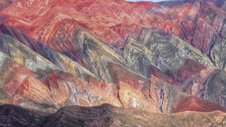 Un espectáculo natural único: la impresionante montaña de Argentina con 14 colores que sorprende al mundo desde las alturas