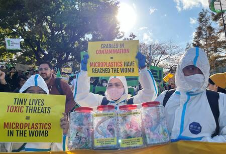 Protestas contra la contaminación por plásticos en el marco de la INC-5; Busan, Corea del Sur. Foto: Reuters