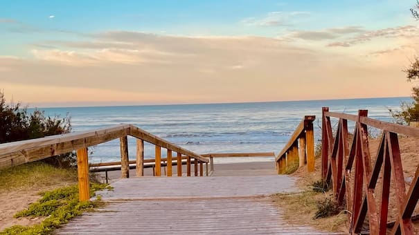 Es conocida como la “playa del millón de pinos”, está a 4 horas de CABA y es perfecta para las vacaciones: de cuál se trata