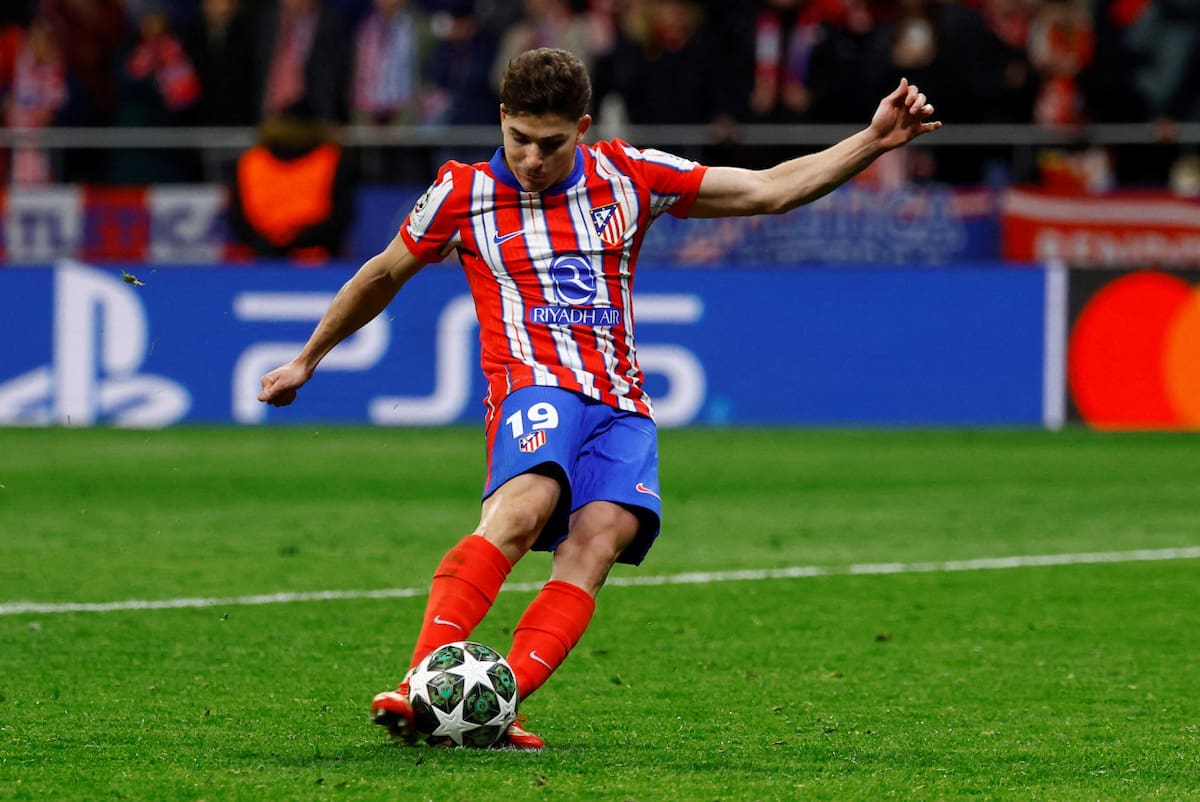 El polémico penal de Julián Álvarez. Foto: Reuters/Susana Vera