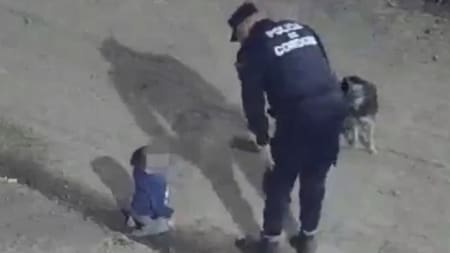 Bebé gateando en plena madrugada fue encontrado por un policía. Foto: captura video 911.