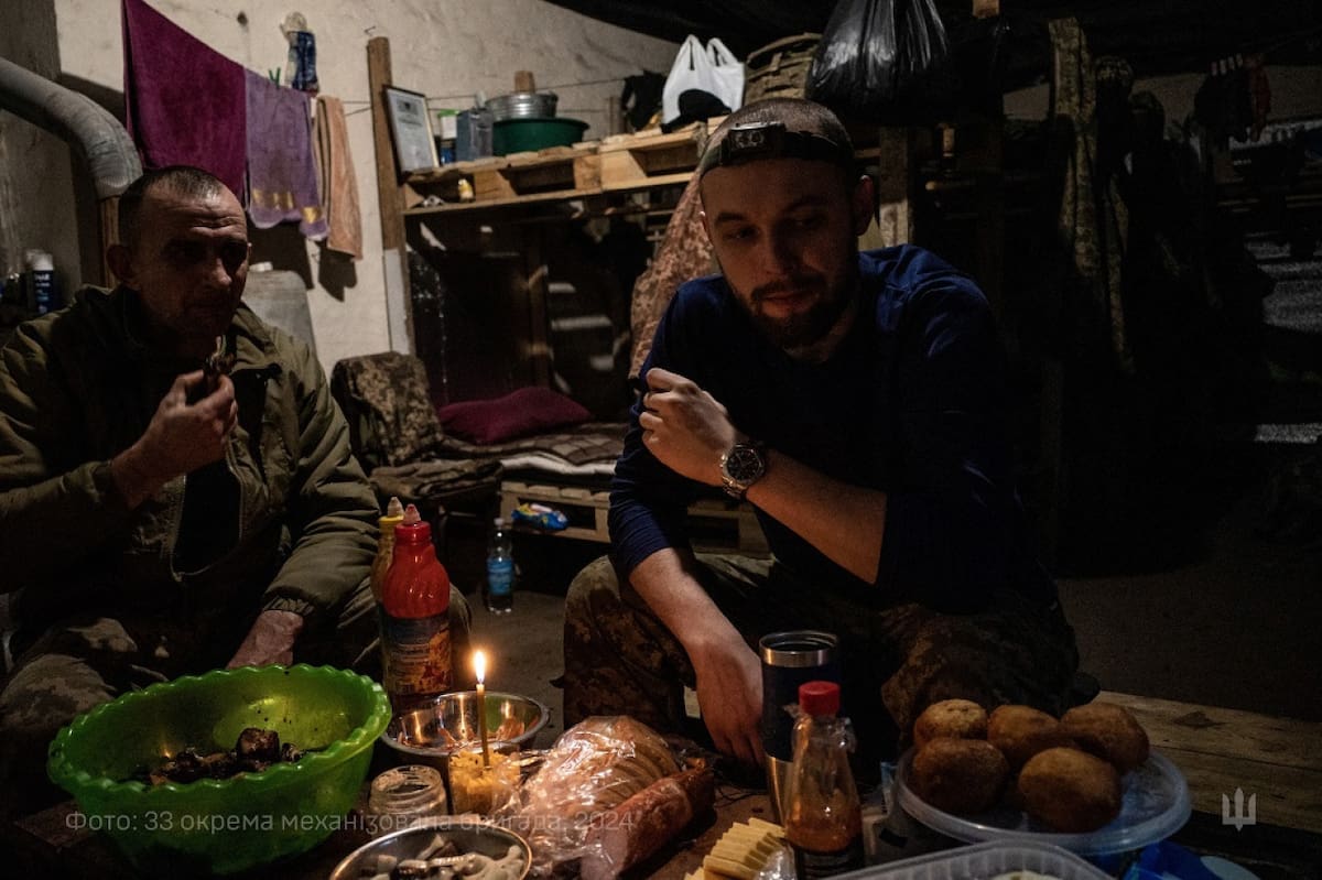 Los militares ucranianos celebran la Nochebuena en el frente de la región de Dnipropetrovsk. Foto: Reuters.