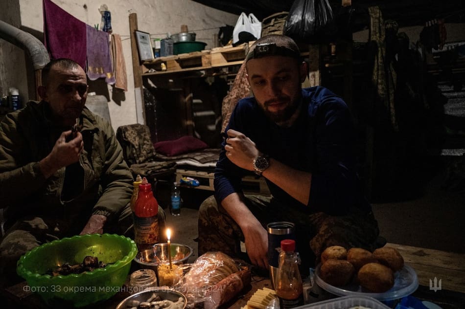 Los militares ucranianos celebran la Nochebuena en el frente de la región de Dnipropetrovsk. Foto: Reuters.
