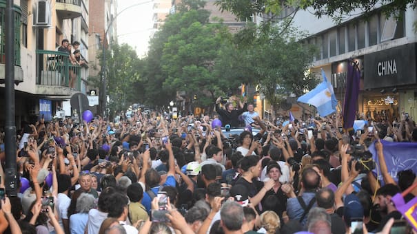 Javier Milei visitó Córdoba y encabezó el Tour de la Gratitud frente a una multitud: “Se terminó la joda de la política”