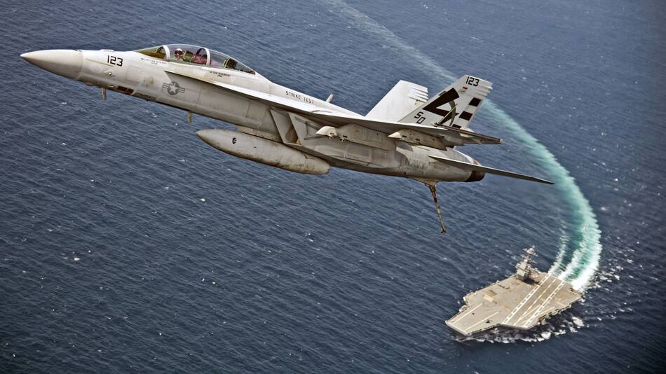 Un Super Hornet despega del USS Gerald R. Ford; ayuda enviada de EEUU a Israel. Foto: Reuters.