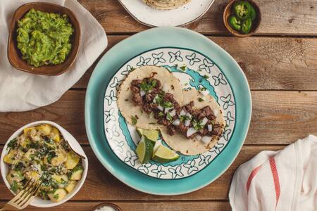 Comida mexicana; tacos; guacamole. Foto: Unsplash.