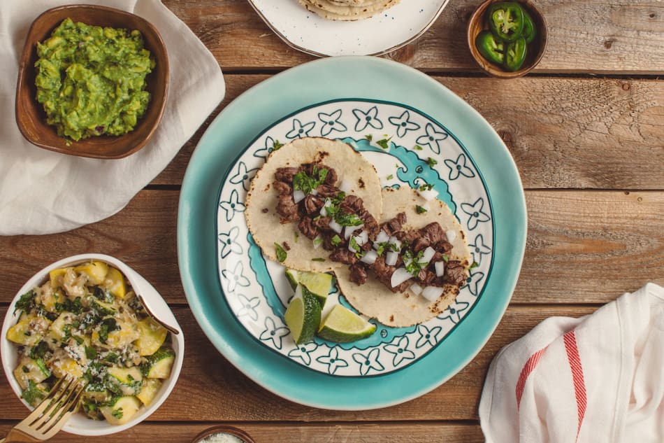 Comida mexicana; tacos; guacamole. Foto: Unsplash.