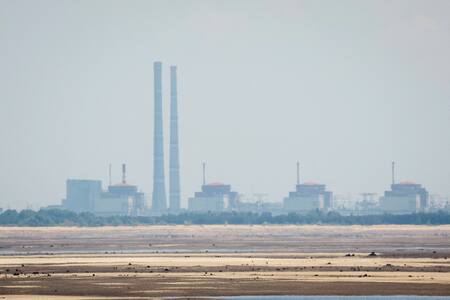 Vista de la planta nuclear de Zaporizhzhia desde el banco del embalse de Kakhovka en Nikopol . Foto Reuters