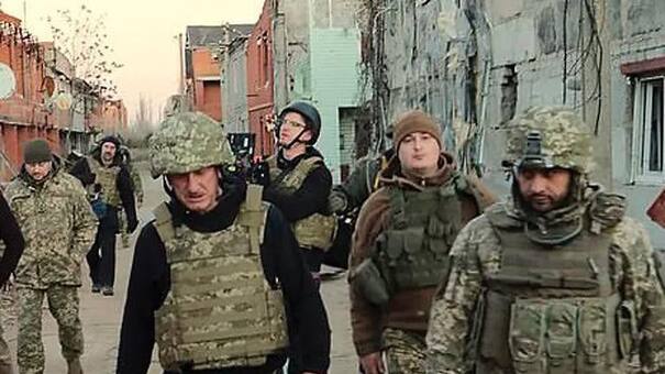 Sean Penn viajó a Ucrania en pleno conflicto: está grabando un documental sobre la avanzada rusa