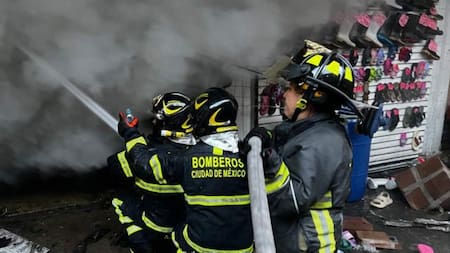 Bomberos trabajando en el incendio del comercio en el centro de Ciudad de México. Foto: Twitter.