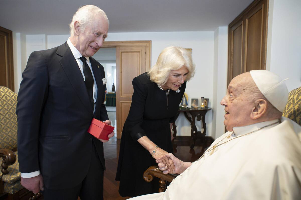 El papa Francisco recibe a los reyes Carlos y Camila en el 20 aniversario de su boda. EFE/ Vatican Media