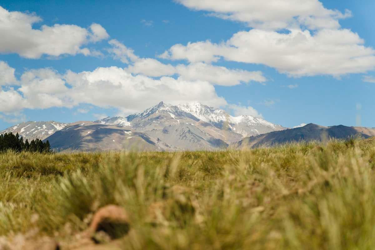 Rodeado de paisajes volcánicos, géiseres y aguas termales, Varvarco conserva una identidad rural única en el norte patagónico. En 2026, fue incorporado a un programa nacional que busca impulsar su desarrollo turístico y proyectarlo internacionalmente.